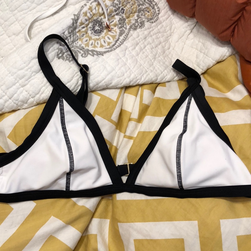 BLACK AND WHITE TRIANGLE BIKINI